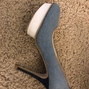Vanilla suit Pumps. size 8. leather inside